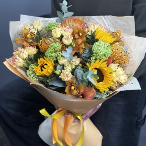 Букет "Сочиняй мечты" из подсолнухов, лейко, вибирнума, орхидей, калл, кустовых роз и талинума в Видном