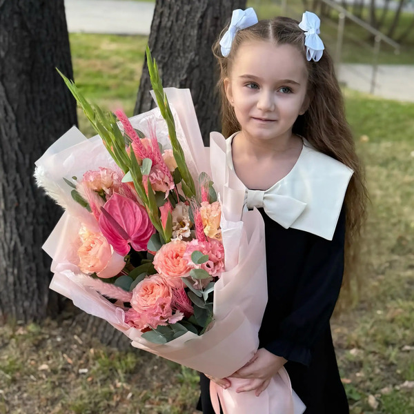 Букет на 1 сентября с гладиолусами, розами и антуриумом в Видном