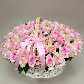 Композиция в корзине из 101 кенийской розы нежный микс (40 см) в Видном