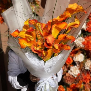 Монобукет из 21 оранжевой каллы в Видном