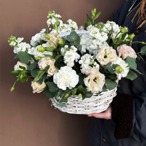 Композиция в корзине "Фея" из маттиол, диантусов, эустом и эвкалипта в Видном