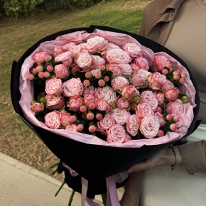 Букет из кустовых роз Бомбастик и гиперикума (50 см) в Видном