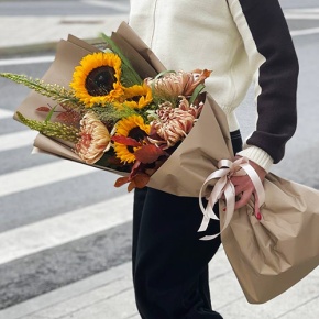 Букет "Оптимизм" из подсолнухов, листьев дуба, хризантем Виена и эремуруса в Видном