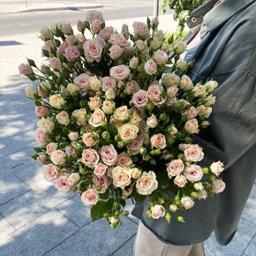 Букет из 31 кустовой розы микс (70 см) в Видном