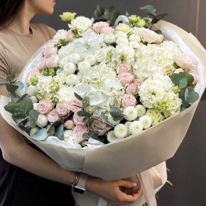 Букет "Пастелла" из кустовых пионовидных роз, Голландской Гортензии, эустомы, хризантемы Ньютон и эвкалипта в Видном