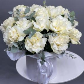 Композиция в шляпной коробке из роз Эквадор Мондиаль в Видном