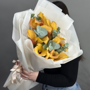 Букет из 17 оранжевых калл с эвкалиптом в Видном