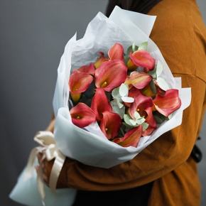 Букет из 17 нежных калл с эвкалиптом в Видном