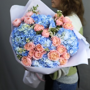 Букет "Тону в твоих глазах" из кустовых пионовидных роз Джульетта, хамелациума и гортензий в Видном