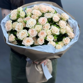 Нежный букет из 17 кремовых кустовых роз (60 см) в Видном