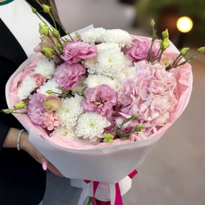 Букет "Табу" из хризантемы, Голландской гортензии и эустомы в Видном