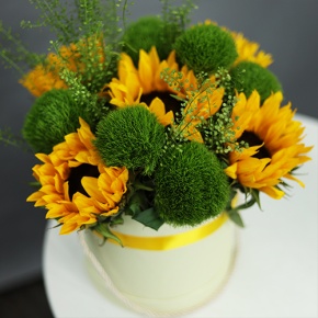 Композиция в шляпной коробке из подсолнухов и диантусов люкс в Видном