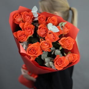 Букет из 15 морковных роз с эвкалиптом (70 см) в Видном