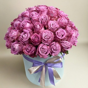 Композиция в шляпной коробке из 51 розы Меритим в Видном