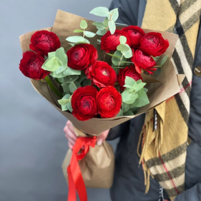 Букет из 11 ранункулюсов и эвкалипта в Видном