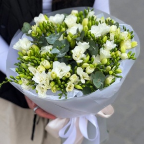 Букет из 51 белой фрезии в Видном