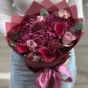 Букет "Импульс" из скиммии, калл, роз и хризантем Бигоуди в Видном