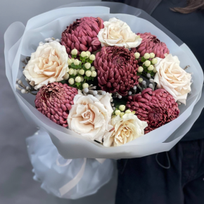 Букет "Всё что тебе касается" из хризантем Бигоуди, роз Эквадор Квиксенд и гиперикума в Видном