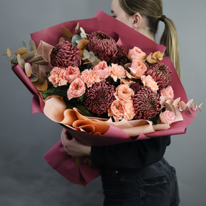 Букет "Осенний блюз" из хризантем Бигоуди, диантусов, скиммии и роз Риджентс парк  в Видном