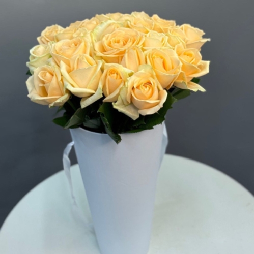 25 кремовых роз в конусе в Видном