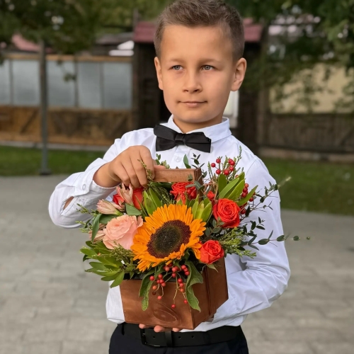 Деревянный ящик с подсолнухом, розами и калиной в Видном