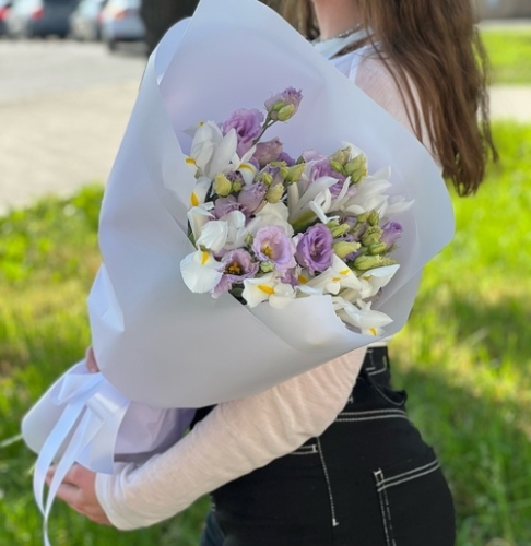 Букет "Вива ла дива" из эустом и ирисов в Видном