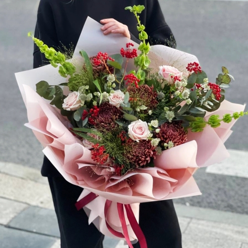 Букет "Вернисаж" из калины, хризантем Бигоуди, молюцеллы, паникума, роз и астранции в Видном