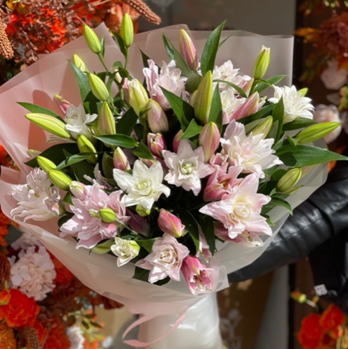 Букет из 11 ароматных пионовидных лилий в Видном