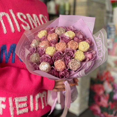 Букет из роз и шоколадных пионов в Видном