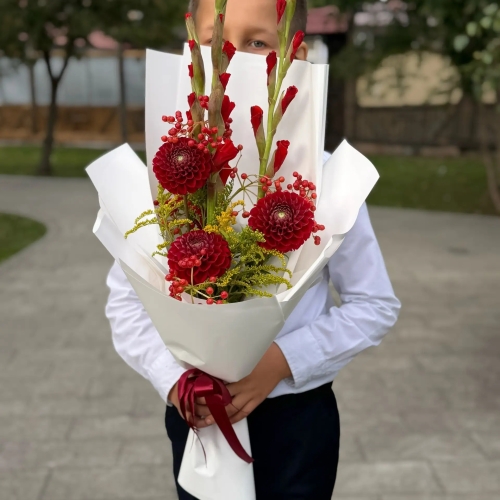 Букет на 1 сентября с красными гладиолусами, георгинами и калиной в Видном