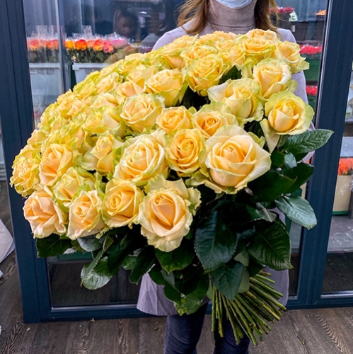 75 роз Аваланж (70 см) в Видном