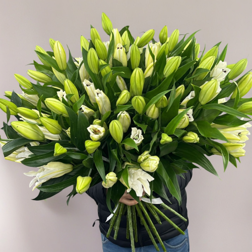 Объемный букет из 27 ароматных белых лилий в Видном