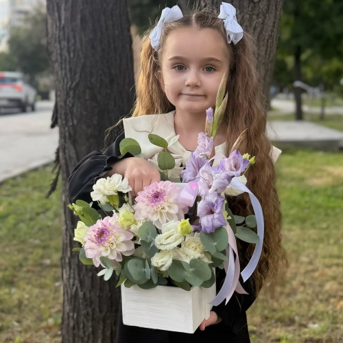 Композиция с георгинами на 1 сентября в белом ящике в Видном