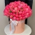 Композиция в шляпной коробке из 113 пионов Корал Шарм в Видном Композиция в шляпной коробке из 113 пионов Корал Шарм в Видном