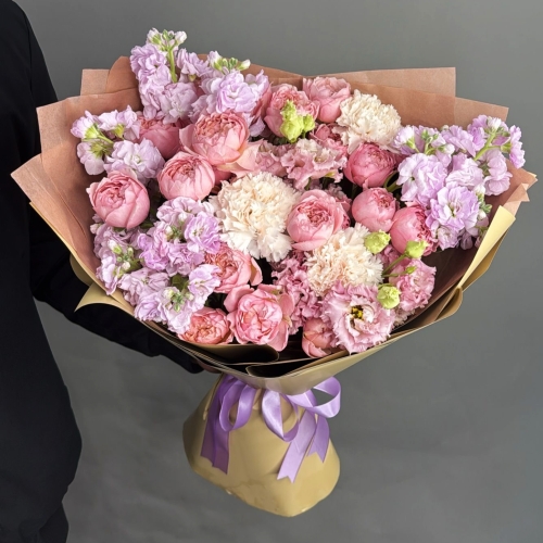 Букет "Амели" из ароматных маттиол, пионовидных кустовых роз Джульетта  эустом и диантусов в Видном