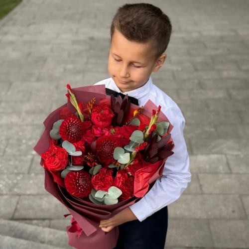 Букет с георгинами, розами и леукадендроном в Видном