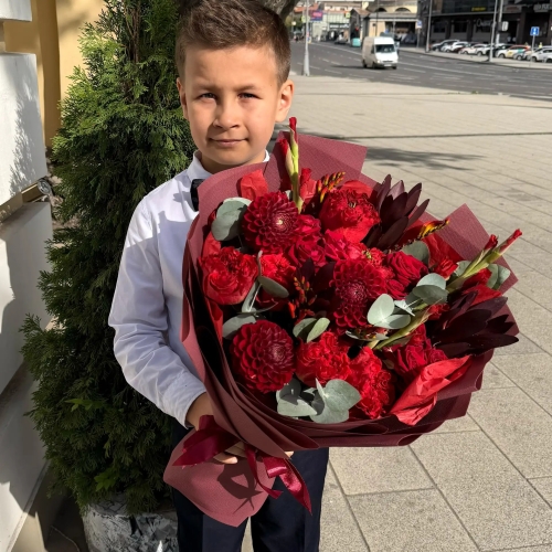 Букет с георгинами, розами и леукадендроном в Видном