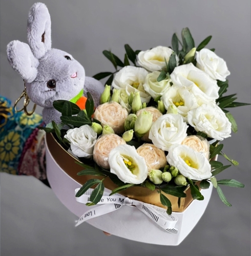 Композиция в коробке сердца из шоколадных пионов и эустом в Видном